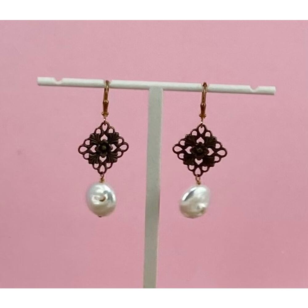 Wire earrings with pearl
